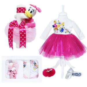 Set complet pentru botez compus din rochie alb-ciclame cu bentita, pantofiori, lumanare tip glob cu Daisy Duck de plus si trusou brodat cu Daisy Duck format din 7 piese, REC1585